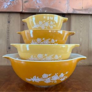 Set of 4 Pyrex Butterfly Cinderella mixing bowls
